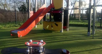 Aire de jeux pour enfants et plateau multisports Aire de jeux pour enfants et plateau multisports