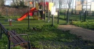 Aire de jeux pour enfants et plateau multisports Aire de jeux pour enfants et plateau multisports