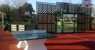 Aire de jeux pour enfants et plateau multisports Aire de jeux pour enfants et plateau multisports