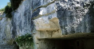 Les entrées de carrières dans le quartier historique de Saint-Savinien Les entrées de carrières dans le quartier historique de Saint-Savinien