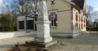 La mairie et le monument aux morts La mairie et le monument aux morts