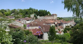 Vue sur le château d'Aubeterre Vue sur le château d'Aubeterre