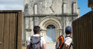 Des randonneurs découvrent l'église de la Frédière Des randonneurs découvrent l'église de la Frédière