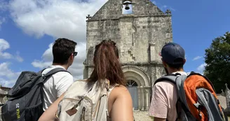 Des randonneurs découvrent l'église de la Frédière Des randonneurs découvrent l'église de la Frédière