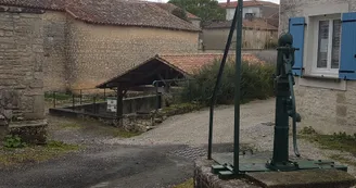 Lavoir et pompe de Tourriers Lavoir et pompe de Tourriers