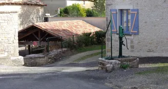 Lavoir et pompe de Tourriers Lavoir et pompe de Tourriers